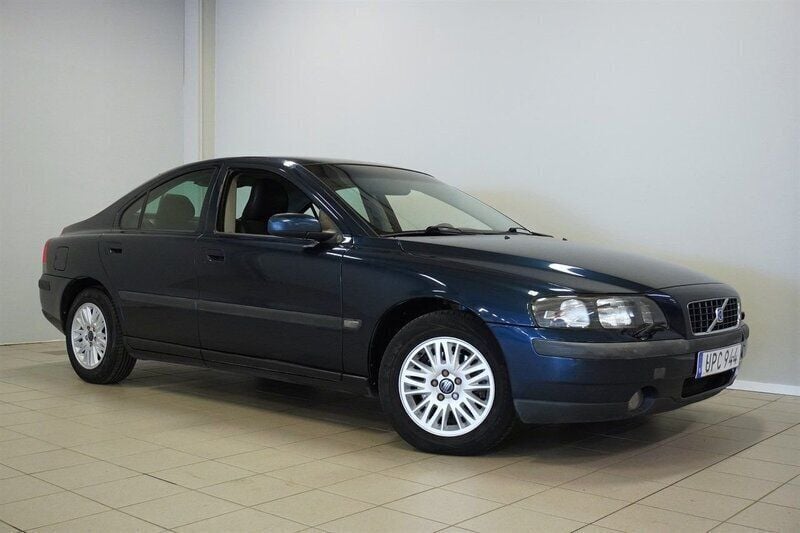 Mörkblå (blå) Begagnad 2004 Volvo S60 Sedan | 34 900 kr (Marknadspris) - Bild 1/4