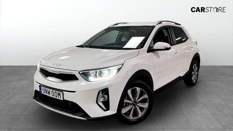 Vit Begagnad 2022 Kia Stonic Advance SUV | 209 900 kr (Bra pris) - Bild 1/4