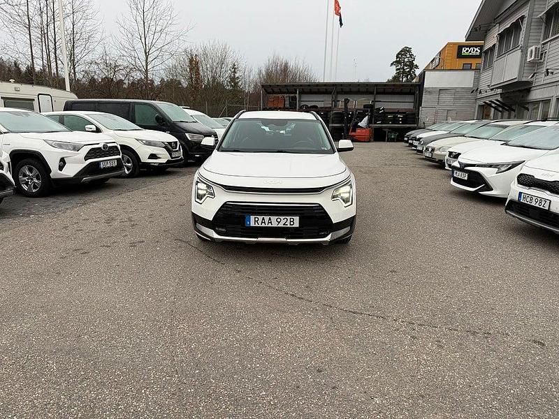 Vit Begagnad 2022 Kia Niro Advance SUV | 219 900 kr (Marknadspris) - Bild 1/4
