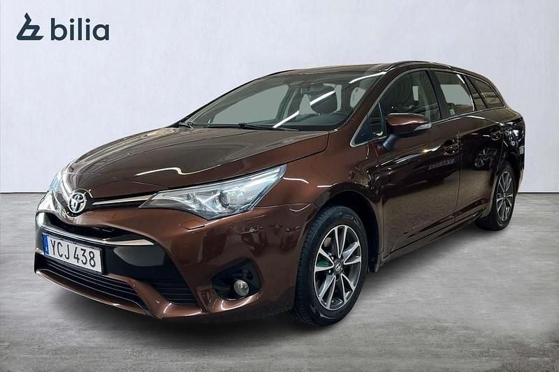 Brun Begagnad 2015 Toyota Avensis Active Kombi | 149 900 kr (Marknadspris) - Bild 1/3