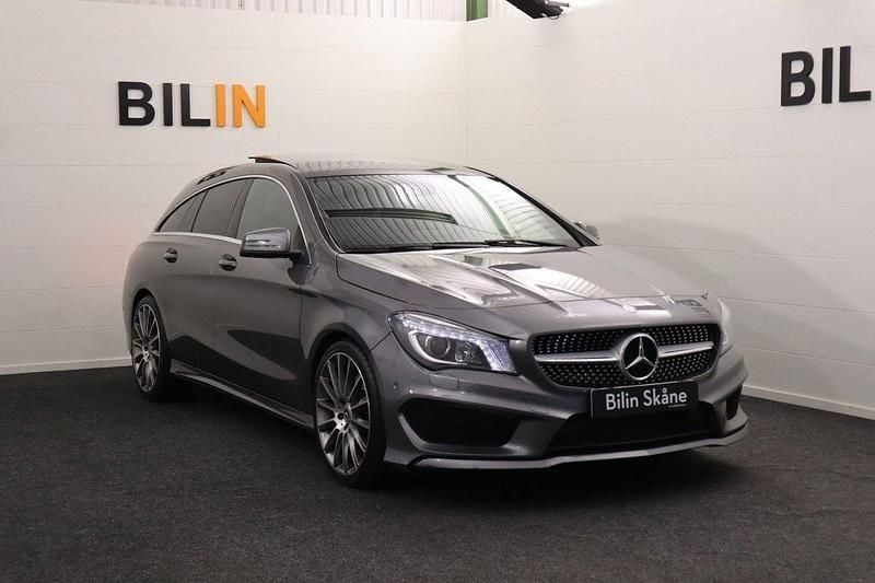 Mörkgrå (grå) Begagnad 2015 Mercedes CLA220 AMG Sedan | 162 900 kr (Marknadspris) - Bild 1/4