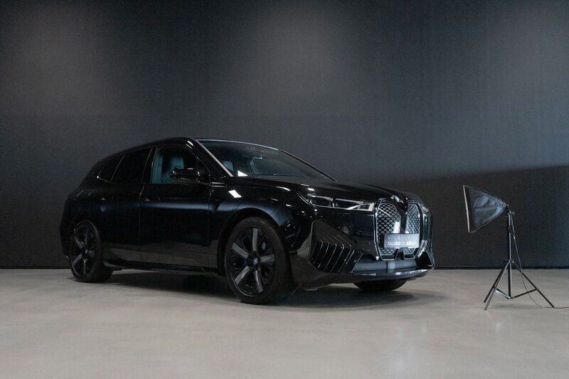 Svart Begagnad 2023 BMW iX SUV | 789 000 kr (Dyr) - Bild 1/4