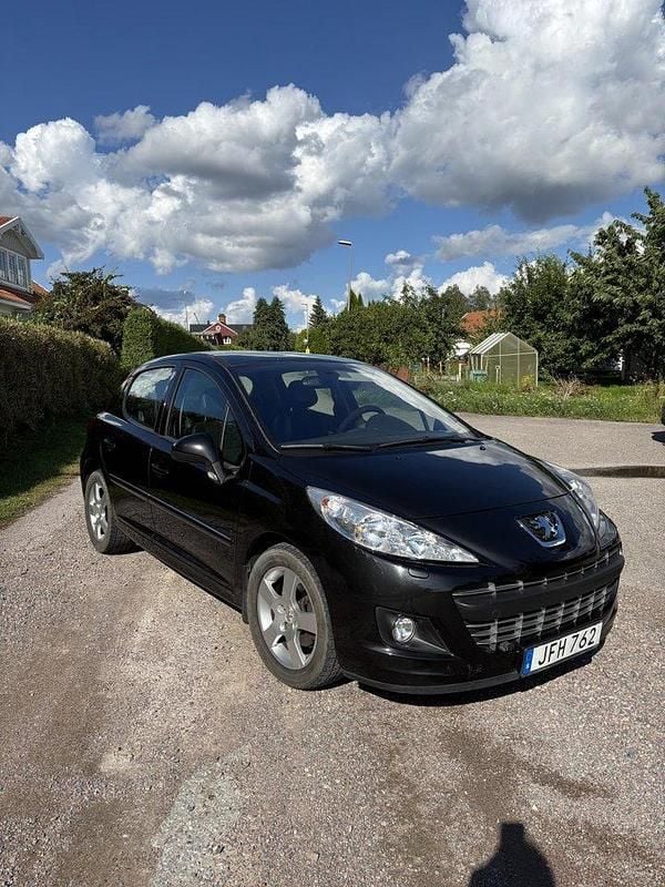 Svart Begagnad 2011 Peugeot 207 Halvkombi | 60 000 kr (Marknadspris) - Bild 1/4