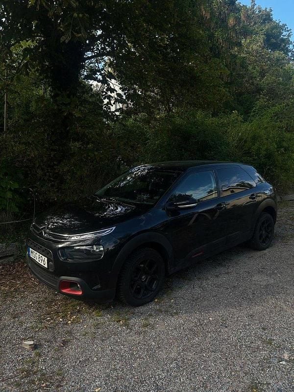 Svart Begagnad 2018 Citroën C4 Cactus PureTech Halvkombi | 120 000 kr (Bra pris) - Bild 1/4