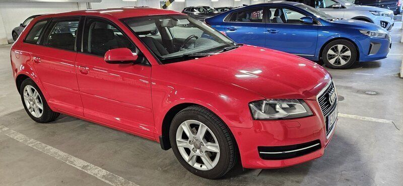 Röd Begagnad 2012 Audi A3 Sportback Attraction Halvkombi | 69 000 kr (Marknadspris) - Bild 1/4