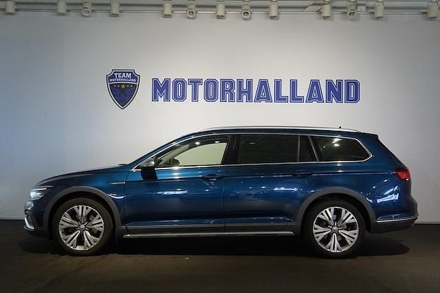 Blå Begagnad 2020 VW Passat Alltrack Kombi | 269 900 kr (Marknadspris) - Bild 1/4