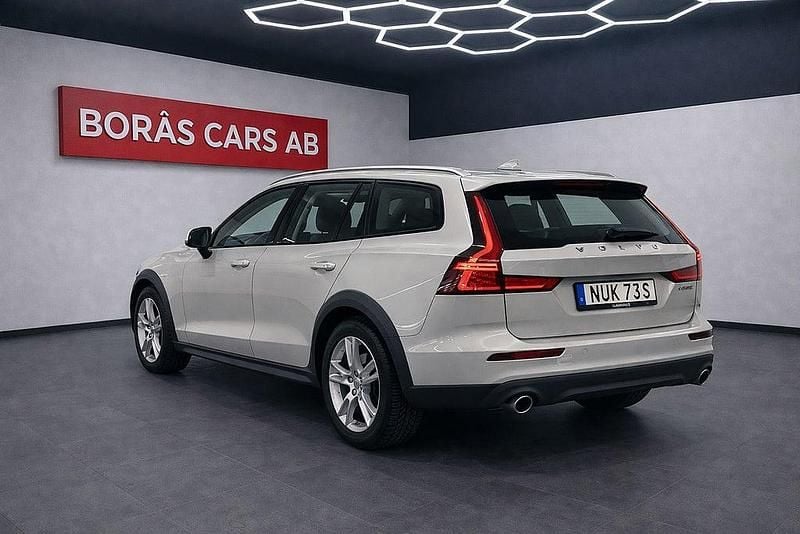 Begagnad Volvo V60 CC Momentum 190 HK (139 kW) 2019 Vit Kombi