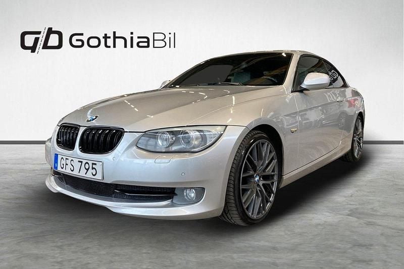 Ljusgrå Begagnad 2011 BMW 325 Cabriolet Comfort Edition Cab | 144 900 kr (Superpris) - Bild 1/4