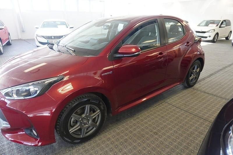 Begagnad Toyota Yaris Hybrid Active 116 HK (85 kW) 2021 Röd Halvkombi
