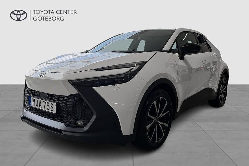 Vit Begagnad 2024 Toyota C-HR+ Style SUV | 369 900 kr (Marknadspris) - Bild 1/3