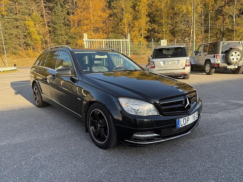 Svart Begagnad 2010 Mercedes C220 Avantgarde Kombi | 69 900 kr (Marknadspris) - Bild 1/4