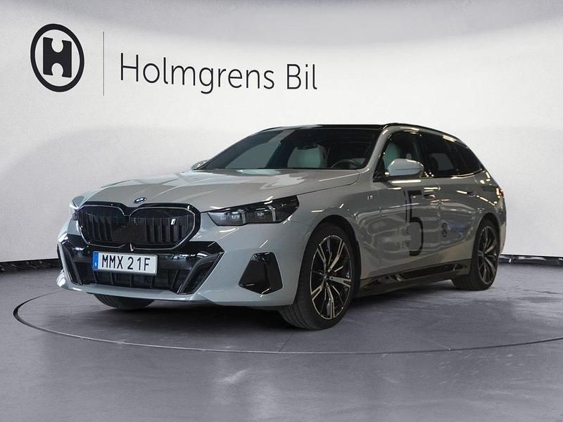 Grå/silver Begagnad 2024 BMW i5 M Sport Sedan | 749 800 kr - Bild 1/4