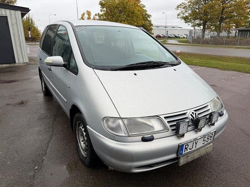 Ljusgrå Begagnad 1999 VW Sharan Comfortline Minibuss | 19 900 kr - Bild 1/4
