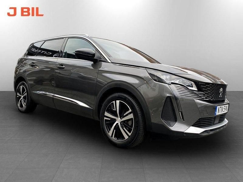 Grå Begagnad 2023 Peugeot 5008 GTi SUV | 309 900 kr (Marknadspris) - Bild 1/4