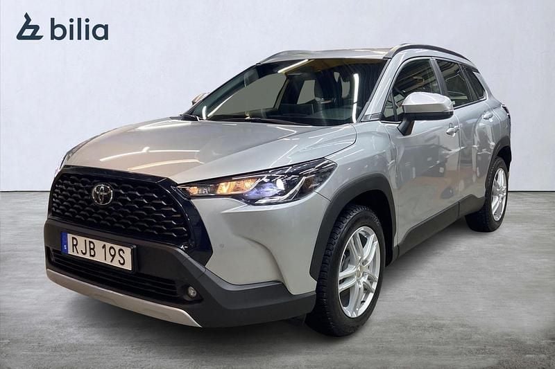 Silver Begagnad 2024 Toyota Corolla Cross Active SUV | 364 900 kr (Marknadspris) - Bild 1/4