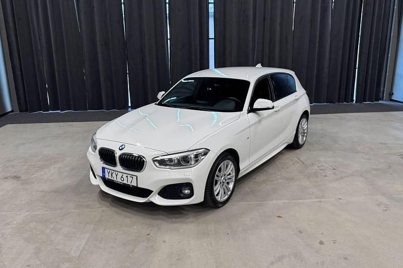 Vit Begagnad 2017 BMW 118 M Sport Halvkombi | 169 900 kr (Marknadspris) - Bild 1/4