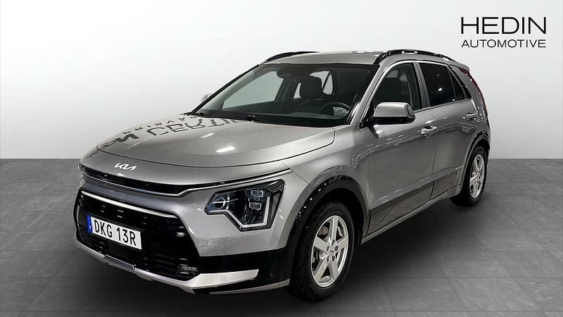 Grå Begagnad 2023 Kia Niro Advance SUV | 329 900 kr (Marknadspris) - Bild 1/4