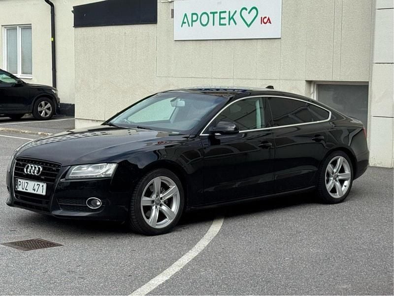 Svart Begagnad 2011 Audi A5 Sportback Comfort Sportkupé | 95 000 kr (Marknadspris) - Bild 1/4