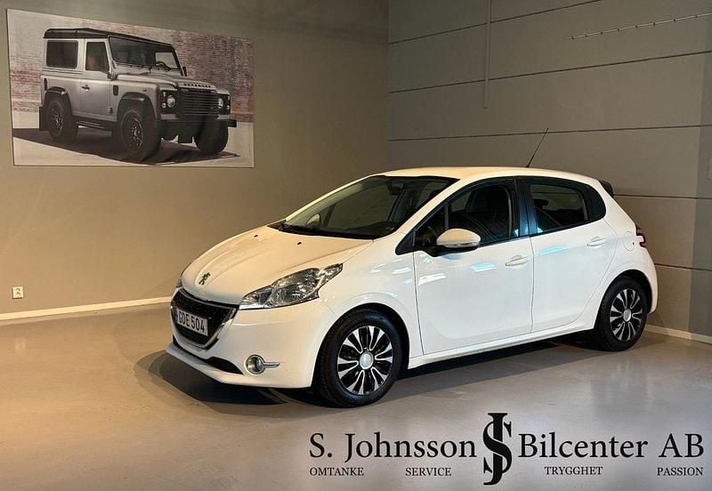 Vit Begagnad 2014 Peugeot 208 Halvkombi | 89 900 kr (Marknadspris) - Bild 1/4