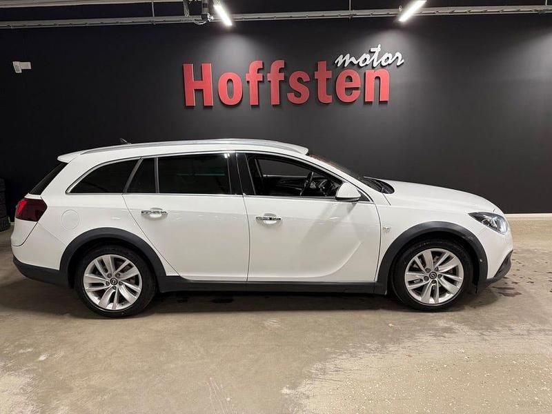 Begagnad Opel Insignia Country Tourer Business 170 HK (125 kW) 2016 Vit Kombi