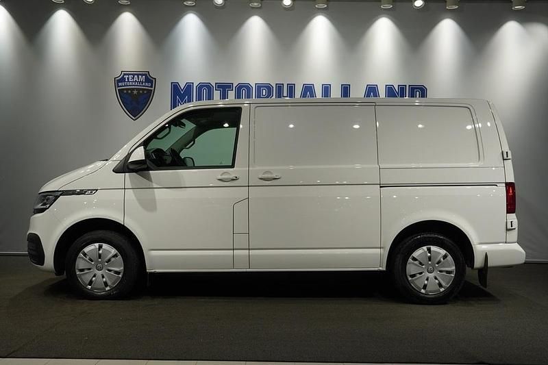 Vit Begagnad 2020 VW Transporter Van | 289 900 kr (Superpris) - Bild 1/4
