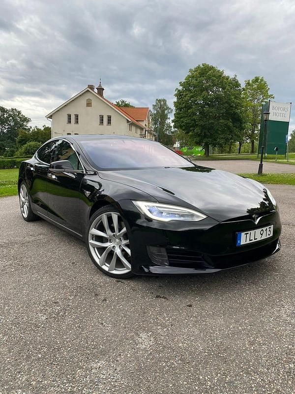 Begagnad Tesla Model S 284 kW (387 HK) 2017 Solid svart Halvkombi