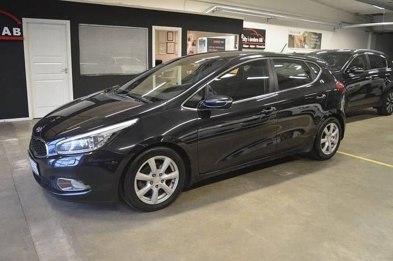 Svart Begagnad 2013 Kia Ceed Halvkombi | 84 900 kr (Lite dyr) - Bild 1/4