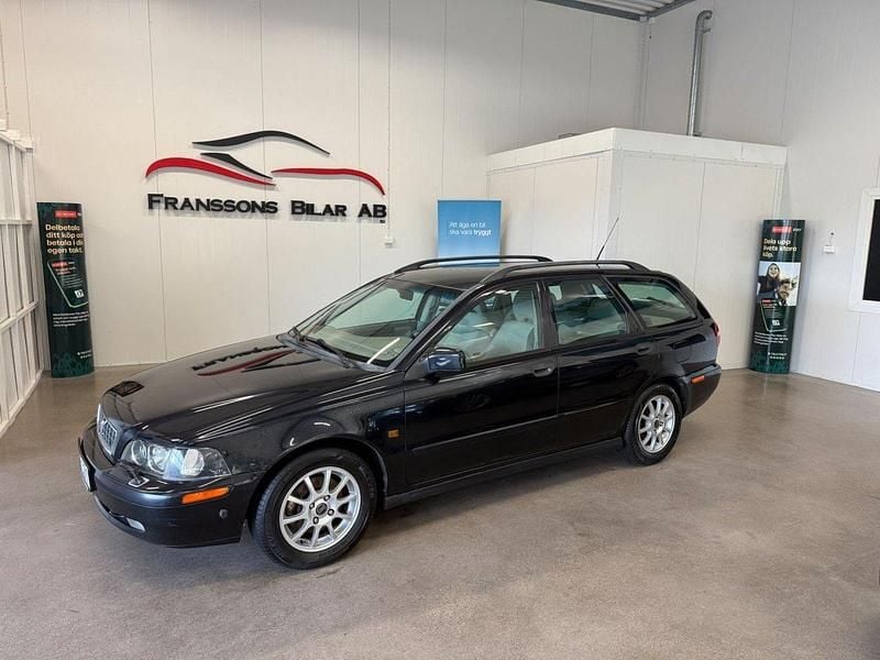 Svart Begagnad 2003 Volvo V40 Kombi | 29 900 kr (Dyr) - Bild 1/4