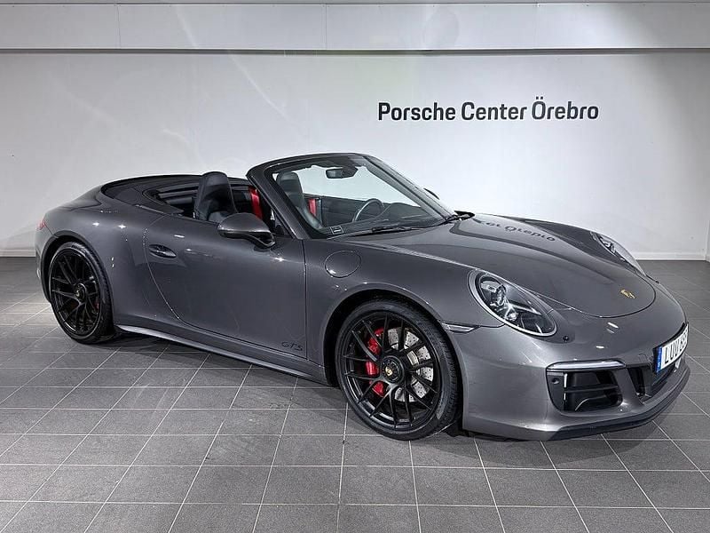 Mörkgrå Begagnad 2018 Porsche 911 Carrera 4 Cabriolet Cab | 1 399 000 kr - Bild 1/4