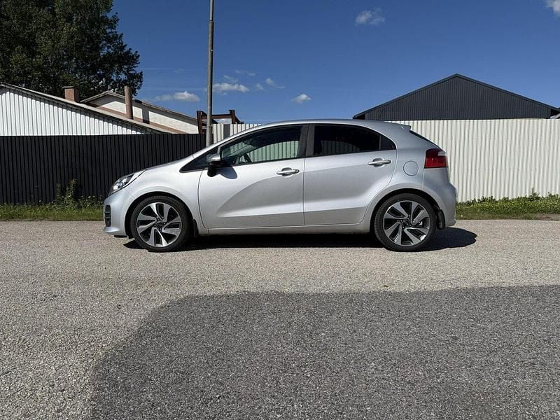 Grå Begagnad 2016 Kia Rio Halvkombi | 74 999 kr (Marknadspris) - Bild 1/4