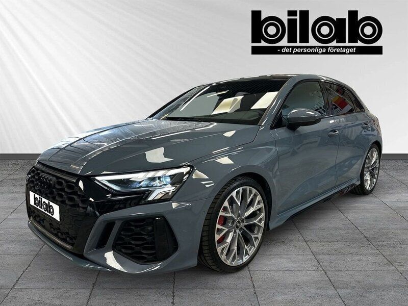 Grå Begagnad 2024 Audi RS3 Sportback Premium Halvkombi | 659 000 kr (Marknadspris) - Bild 1/4