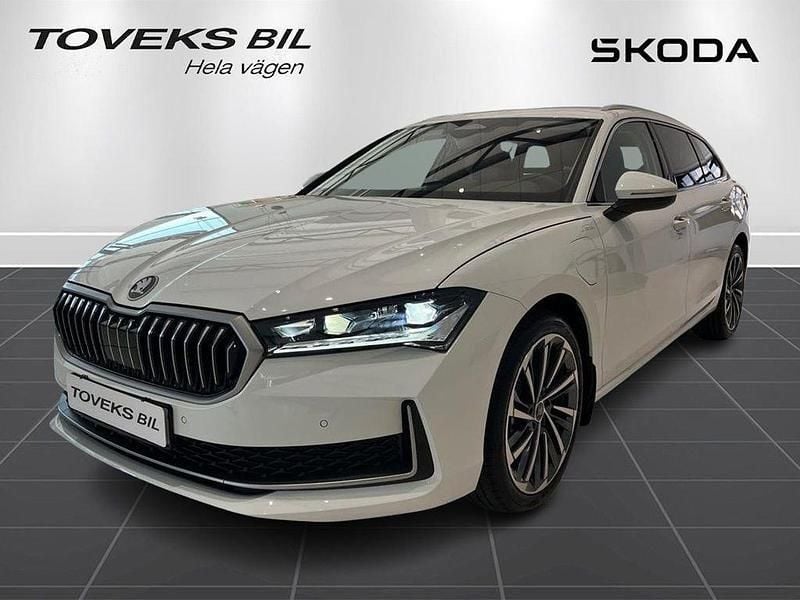 Vit (purity white) Ny 2025 Skoda Superb LAURIN & KLEMENT Kombi | 514 900 kr (Lite dyr) - Bild 1/4