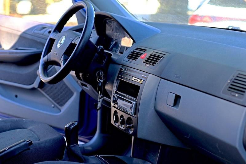 Blå Begagnad 2001 Skoda Fabia Halvkombi | 22 900 kr (Lite dyr) - Bild 1/4