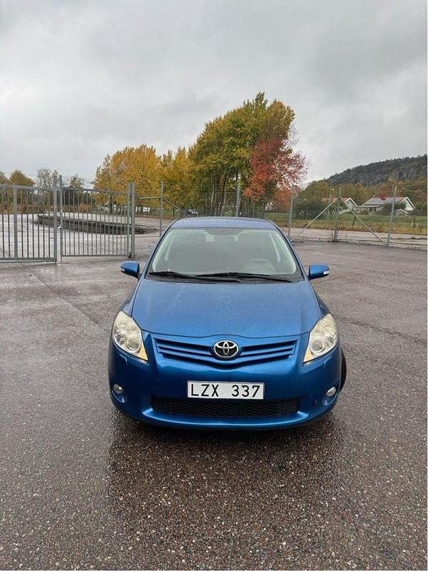 Blå Begagnad 2010 Toyota Auris Plus Halvkombi | 55 000 kr (Marknadspris) - Bild 1/4
