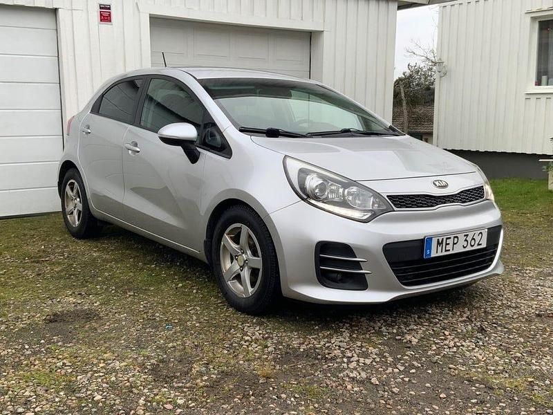 Begagnad Kia Rio 84 HK (61 kW) 2015 Grå Halvkombi