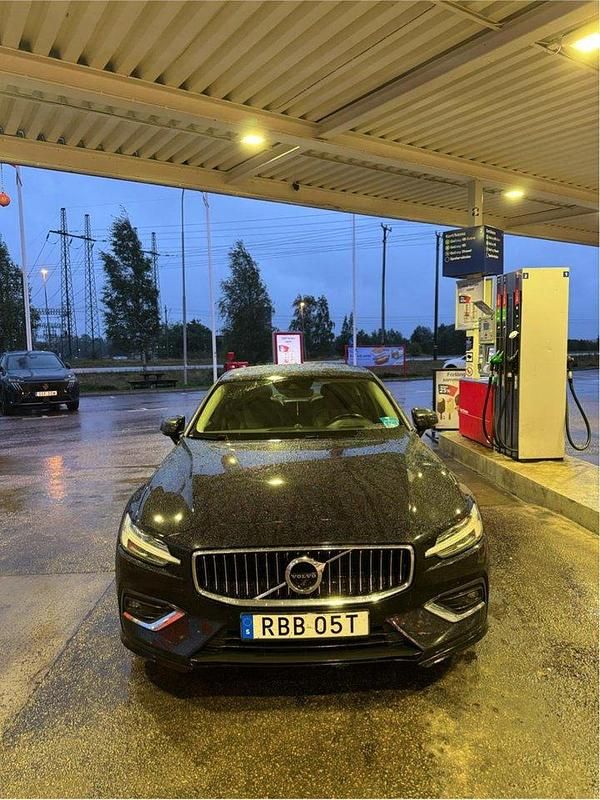 Svart Begagnad 2020 Volvo S60 Inscription Sedan | 290 000 kr (Bra pris) - Bild 1/4
