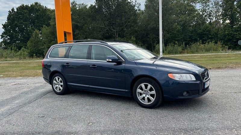 Blå Begagnad 2010 Volvo V70 Momentum Kombi | 69 800 kr (Marknadspris) - Bild 1/4