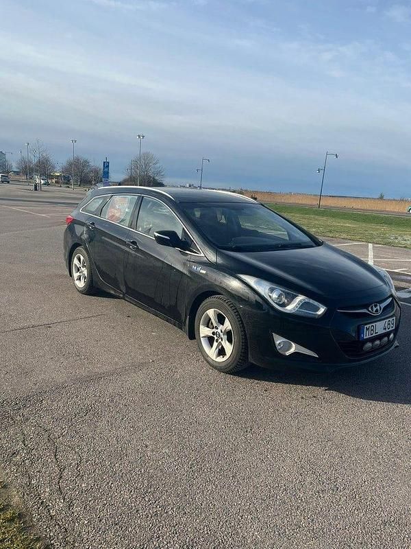 Svart Begagnad 2011 Hyundai i40 Select Kombi | 64 900 kr (Marknadspris) - Bild 1/4