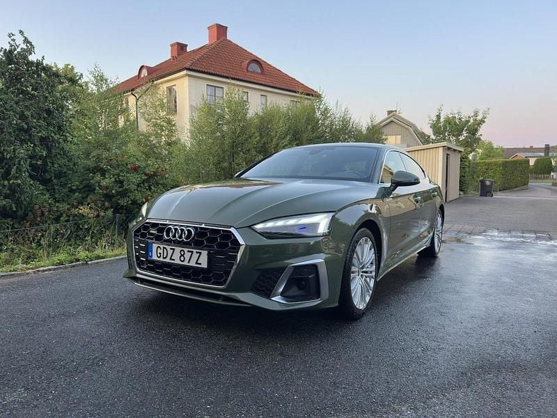 Grön Begagnad 2020 Audi A5 Sportback S-Line Halvkombi | 362 000 kr (Marknadspris) - Bild 1/4