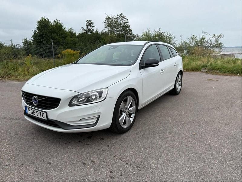 Vit Begagnad 2014 Volvo V60 Kinetic Kombi | 86 000 kr (Marknadspris) - Bild 1/4