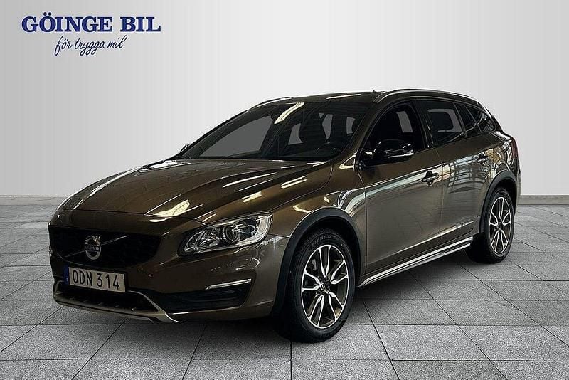 Brun Begagnad 2016 Volvo V60 CC Summum Kombi | 199 000 kr (Lite dyr) - Bild 1/3
