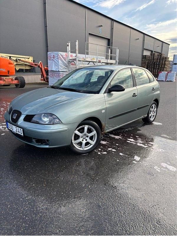 Grön Begagnad 2003 Seat Ibiza Halvkombi | 12 000 kr (Marknadspris) - Bild 1/3