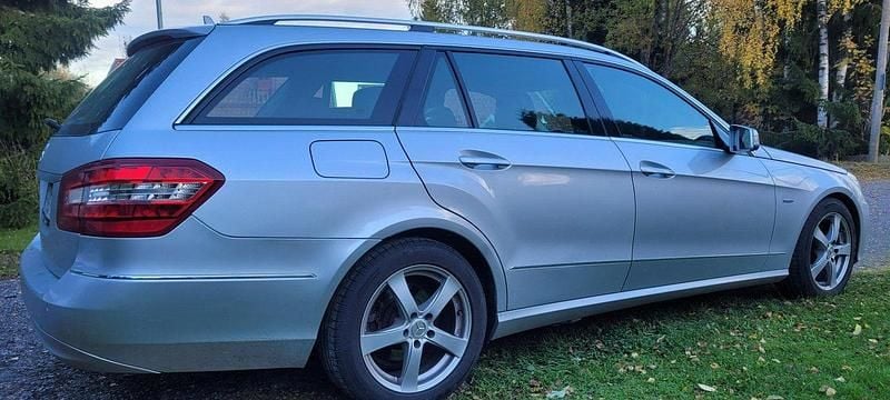 Silver Begagnad 2011 Mercedes E220 Avantgarde Kombi | 92 000 kr (Superpris) - Bild 1/4