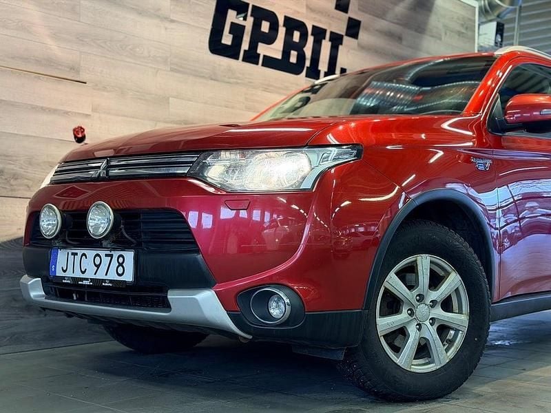 Begagnad Mitsubishi Outlander P-HEV 121 HK (88 kW) 2015 Mörkröd SUV