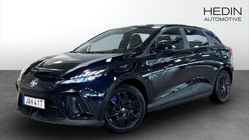 Svart (black) Begagnad 2023 MG MG4 EV Halvkombi | 254 900 kr - Bild 1/4