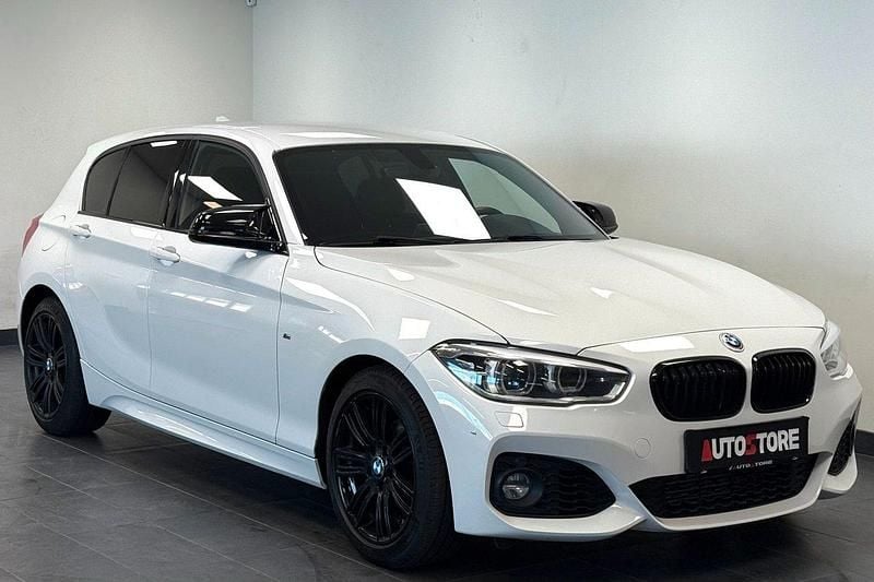 Vit Begagnad 2017 BMW 118 M Sport Halvkombi | 159 900 kr (Marknadspris) - Bild 1/4