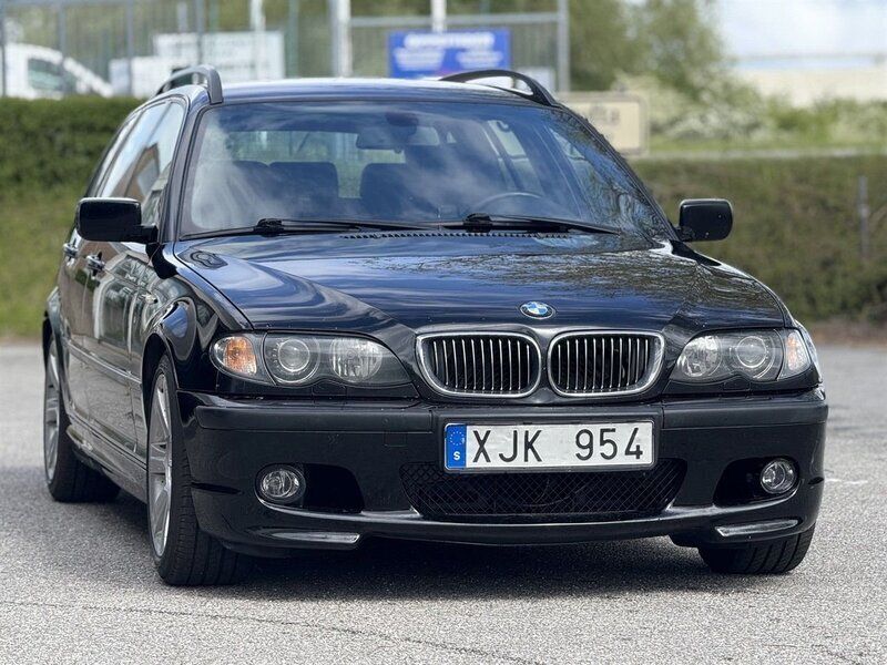 Svart Begagnad 2002 BMW 330 M Sport Kombi | 99 900 kr (Dyr) - Bild 1/4