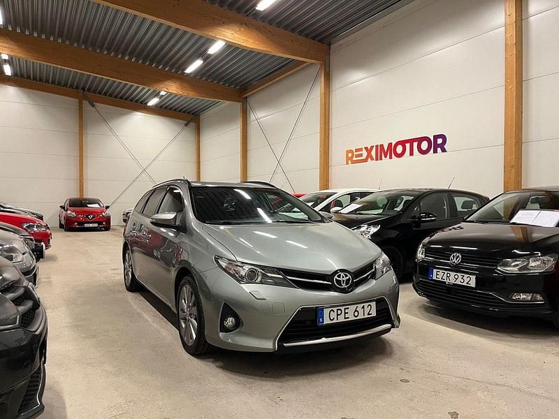 Ljusgrå Begagnad 2013 Toyota Auris Touring Sports Kombi | 99 900 kr (Marknadspris) - Bild 1/4