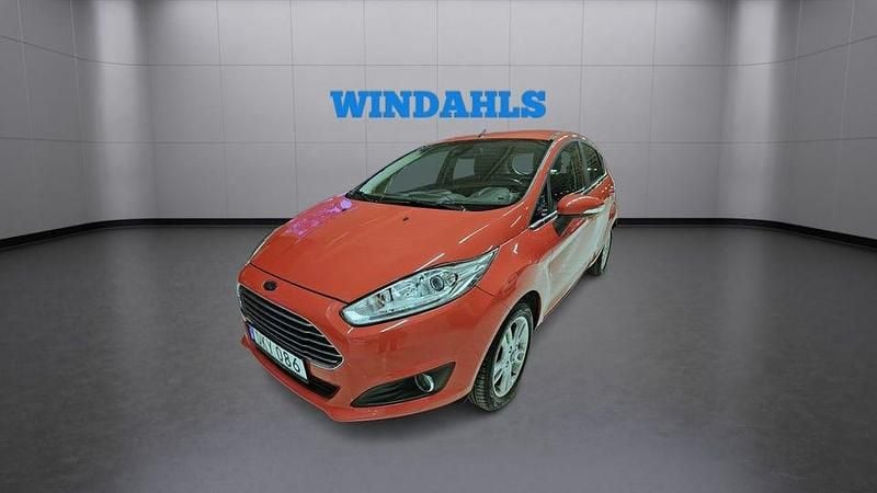 Röd Begagnad 2016 Ford Fiesta Titanium Halvkombi | 129 900 kr (Marknadspris) - Bild 1/4