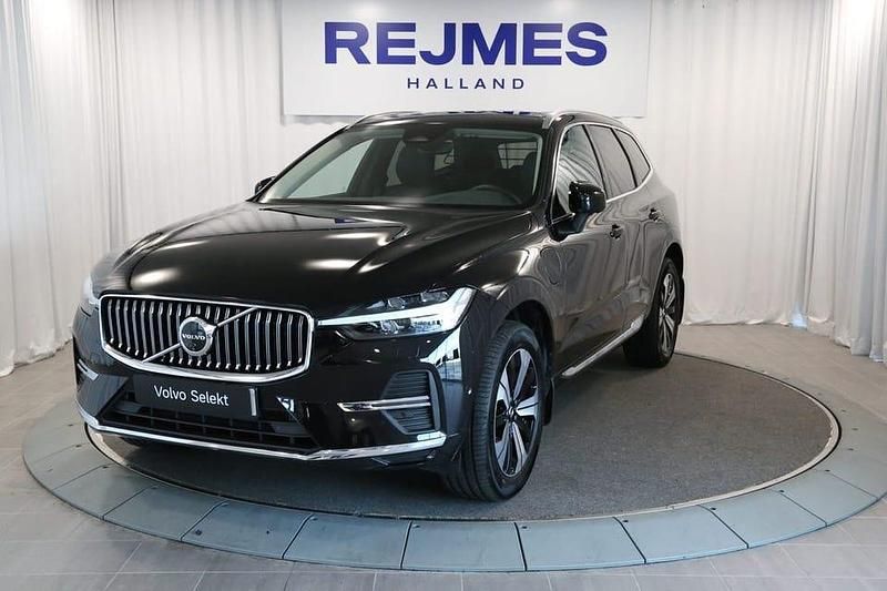 Svart Begagnad 2025 Volvo XC60 Plus SUV | 559 500 kr (Marknadspris) - Bild 1/4